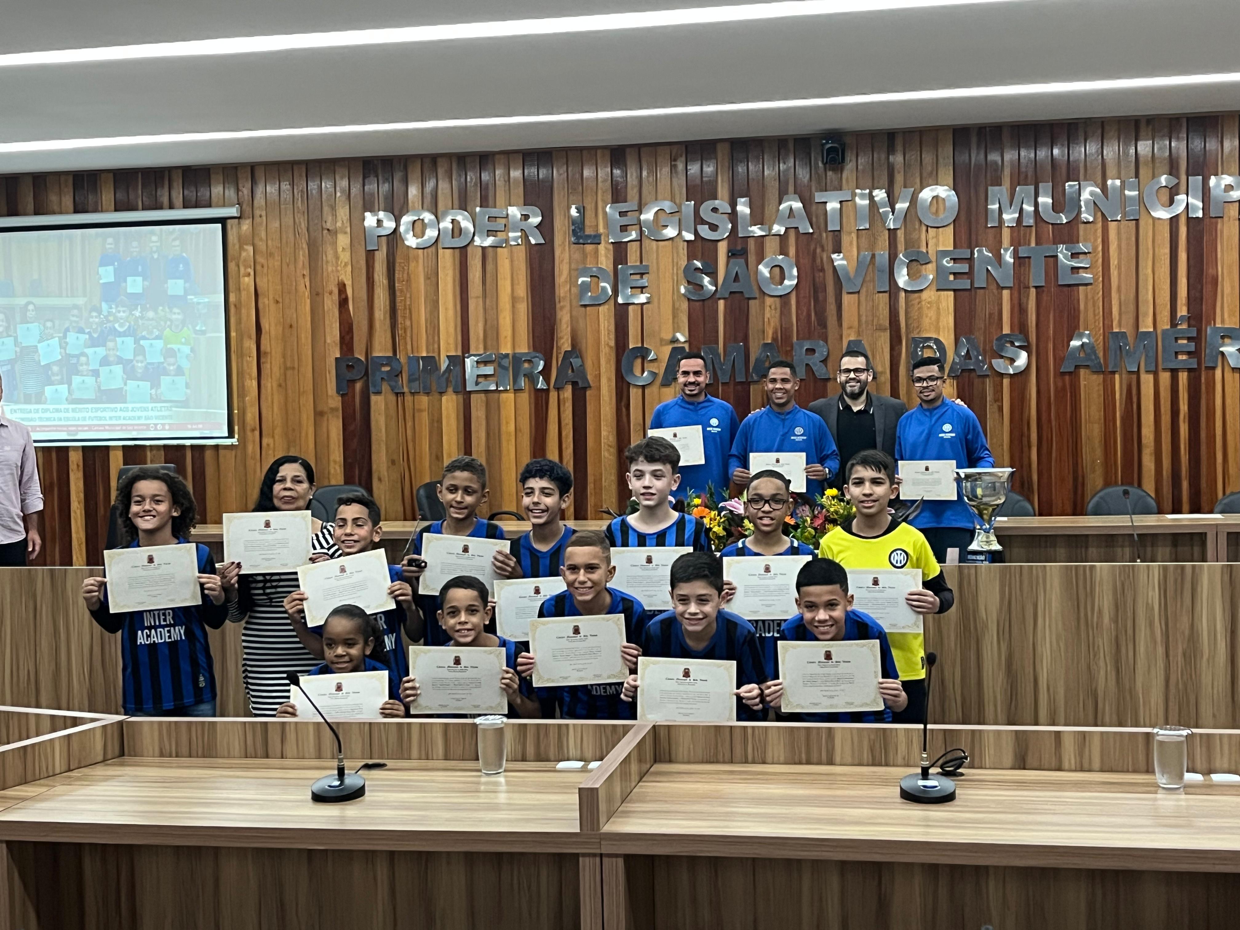 Jovens da Inter Academy São Vicente são homeageados na Câmara